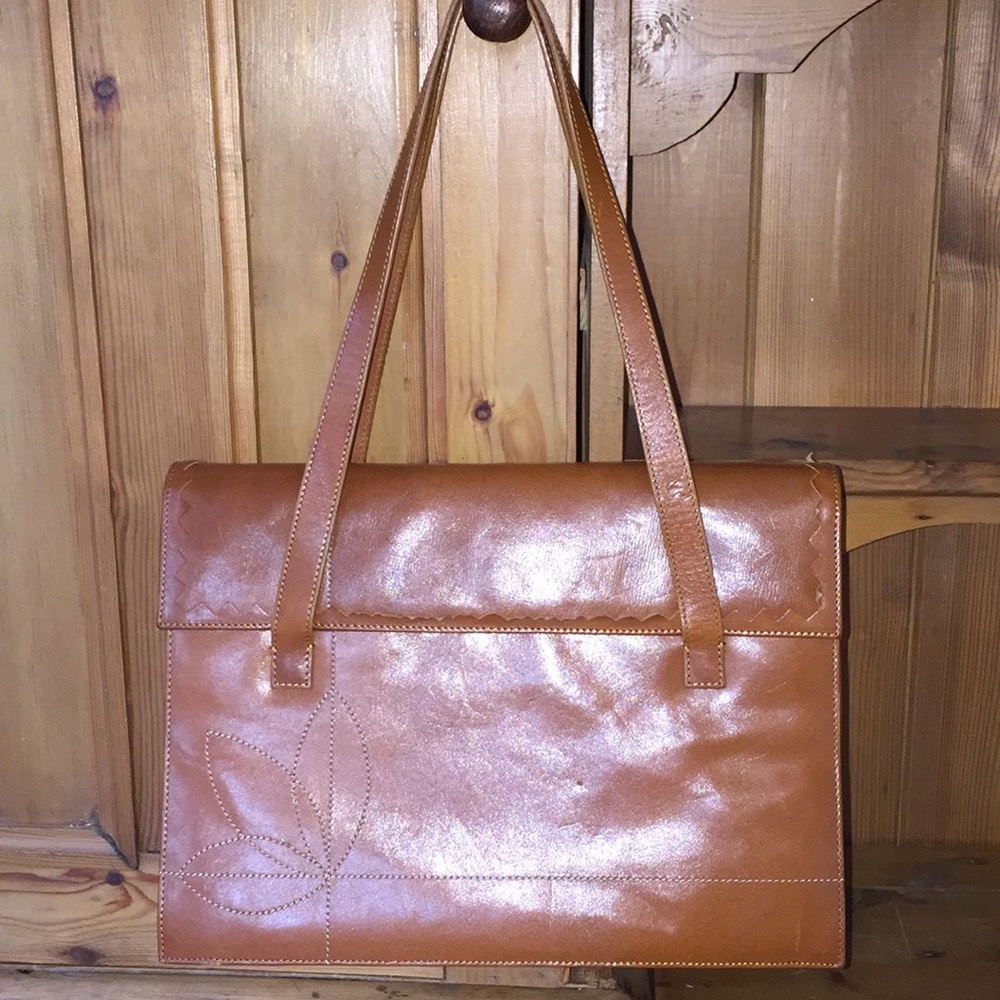 BCBG cognac leather bag with stitch detail🌸